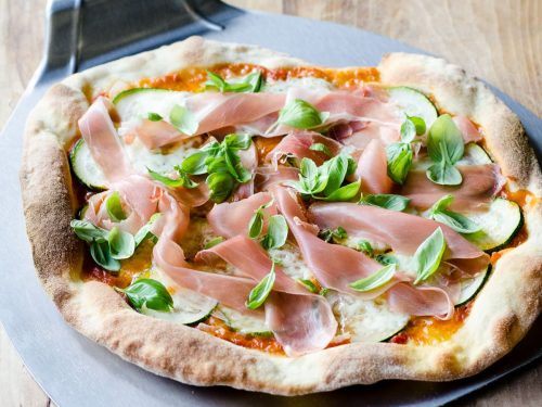 Spild let scrapbog Hjemmelavet pizza - opskrift på den perfekte pizzadej | Rigeligtsmør.dk