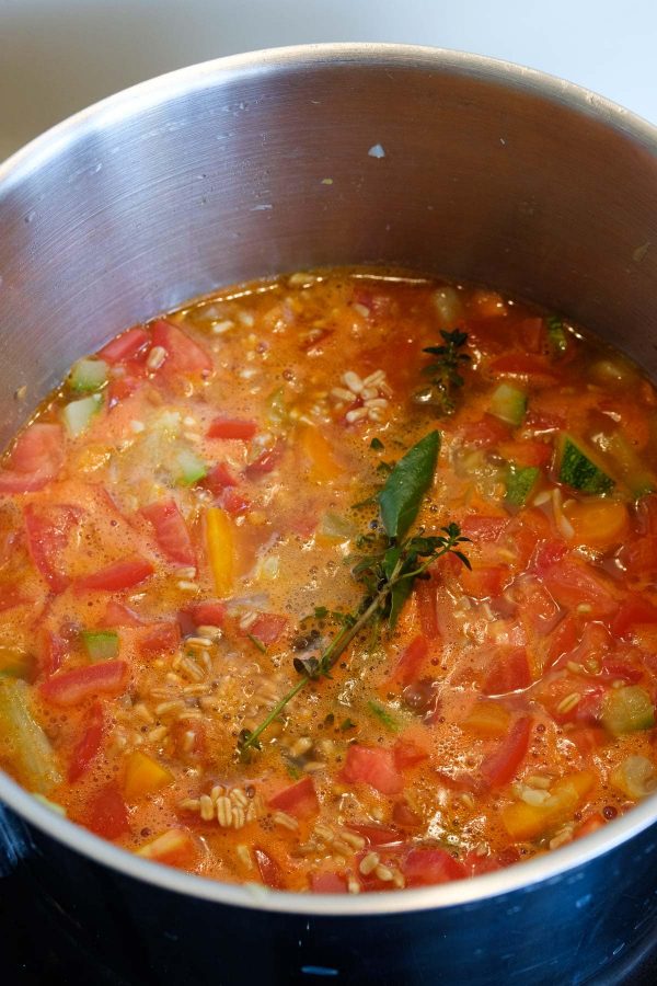 Fyldig grøntsagssuppe med tomater og korn