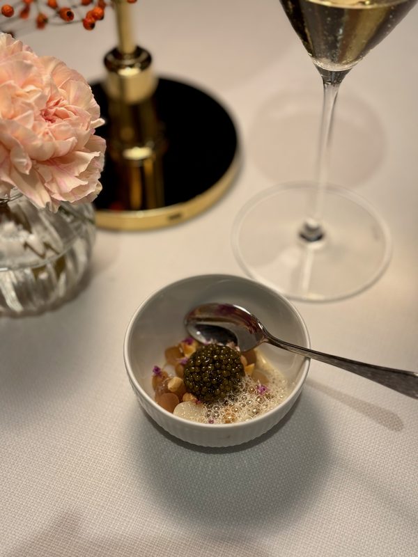 Zilte: Imperial Heritage Oscietra Caviar med Roscoff-løg, blomkål, hasselnødder og blæksprutte