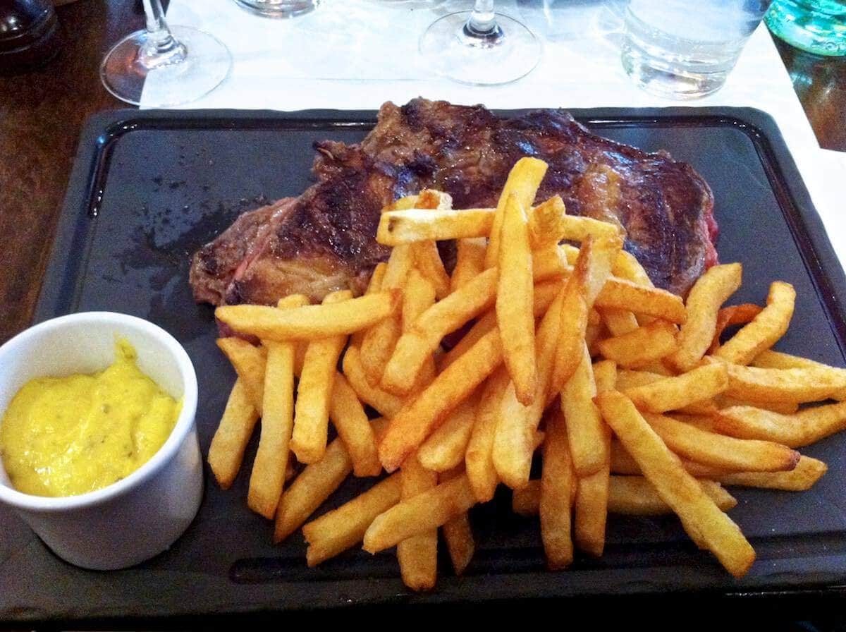 Klassisk fransk bistromad i Paris - Bøf med pommes frites og bearnaise
