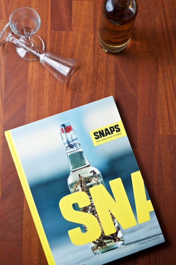"Snaps - Naturen paa flaske" af Rasmus Leck Fischer